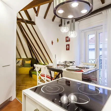 Carmo Chiado Deluxe Apartment